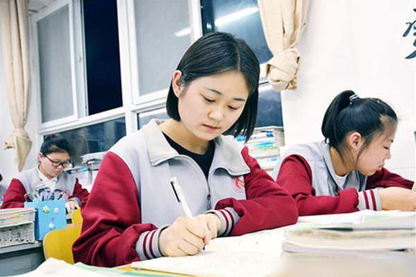  电竞女选手突破偏见 女子联赛关注度显著提升