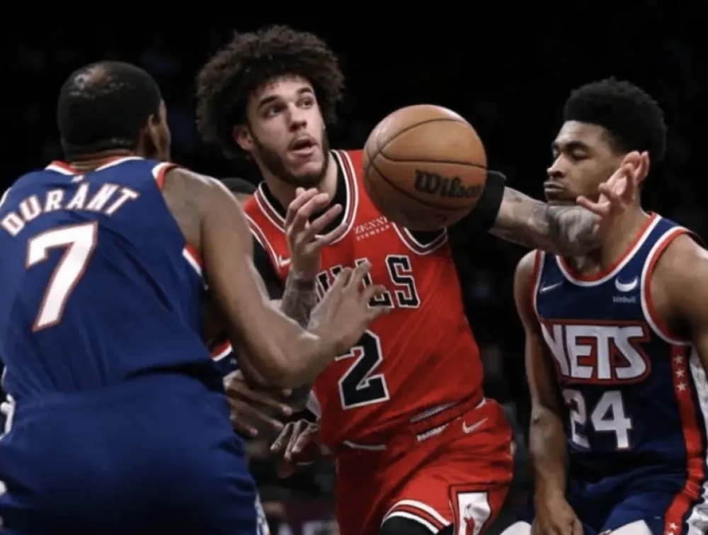  杜兰特关键球命中篮网险胜公牛