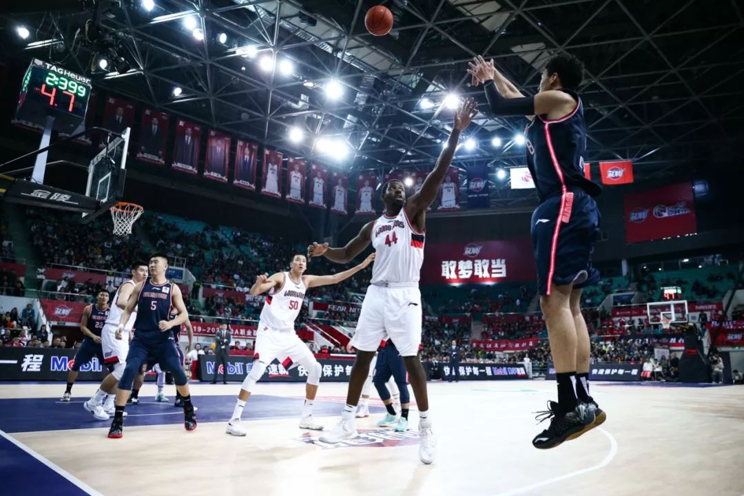  末节三分雨倾盆而下，主队惊险捍卫主场