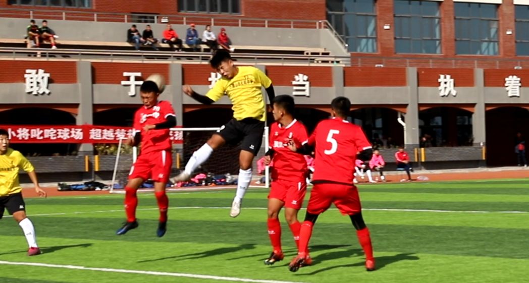  校园足球联赛开幕，青春激情点燃绿茵  
