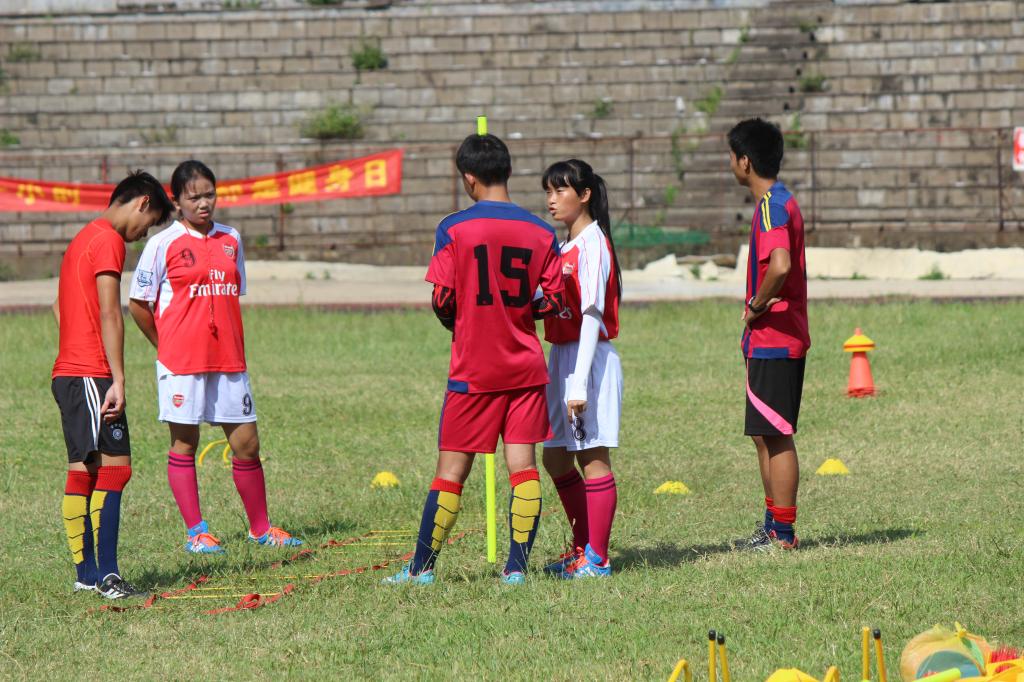  公益足球进校园，明星球员亲自授课