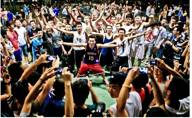  街头篮球争霸赛，民间高手上演扣篮盛宴