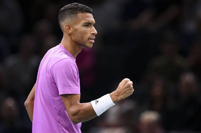  阿利亚西姆网前截击精妙，直落两盘横扫过关