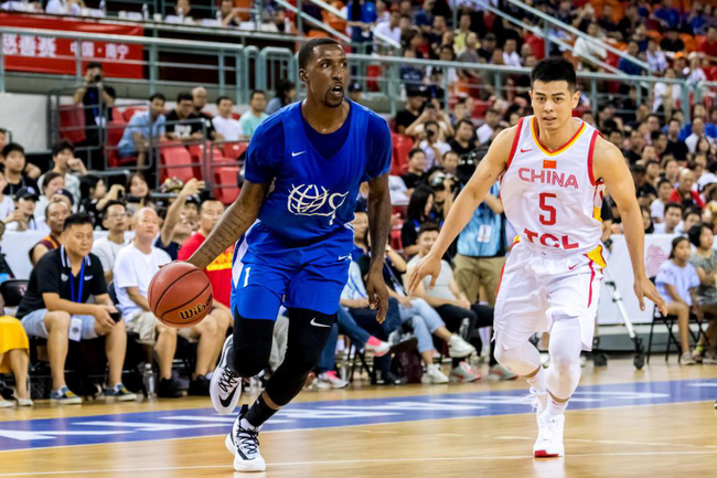  球星慈善赛温暖开踢，爱心捐款突破纪录  