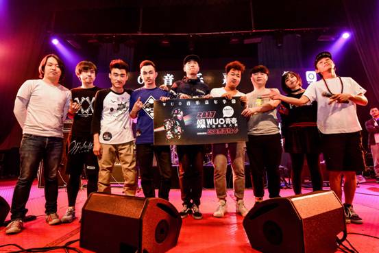  电竞新秀崭露头角惊艳全场观众